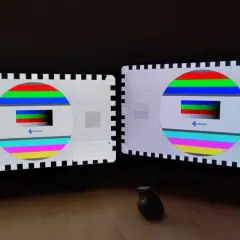 Dwa monitory z testowym wzorem kolorów. Jeden z nich, z matrycą VA, wyświetla idealnie czyste barwy.
