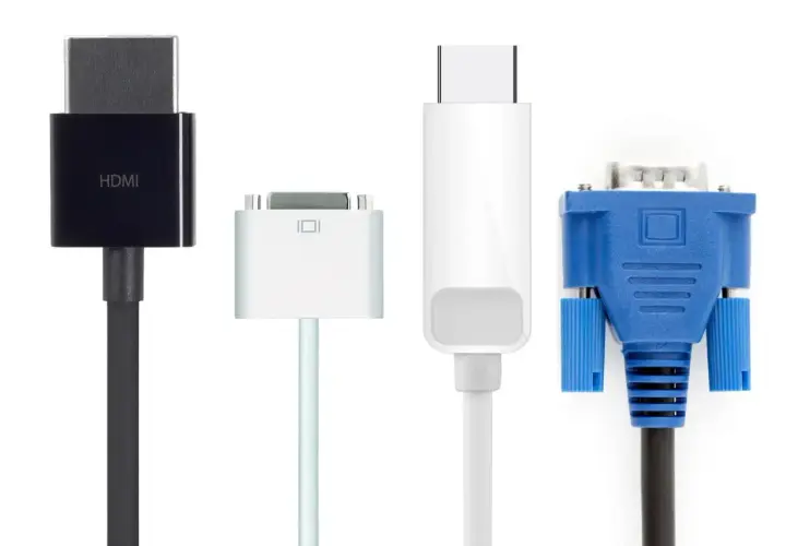 Czarny kabel HDMI, biały adapter, biały kabel USB-C i niebieski kabel VGA. Porównanie złącz: displayport vs hdmi i starsze standardy.