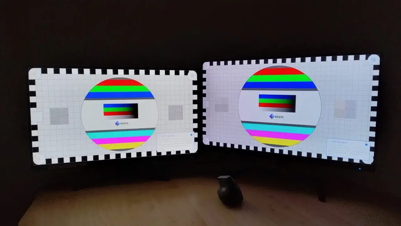 Dwa monitory z testowym wzorem kolorów. Jeden z nich, z matrycą VA, wyświetla idealnie czyste barwy.