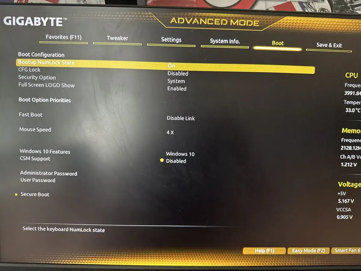 BIOS Gigabyte w trybie zaawansowanym, sekcja Boot. Widoczna opcja Bootup NumLock State, która może być powiązana z funkcjami TPM 2.0.