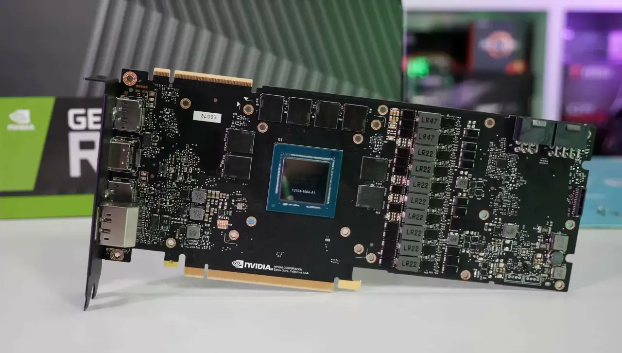 Karta graficzna NVIDIA z widocznym rdzeniem i układami pamięci. Chcesz wiedzieć, jak sprawdzić, jaką masz kartę graficzną?